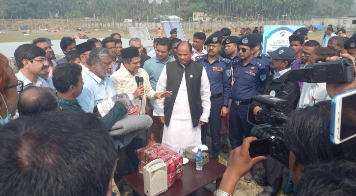 পঞ্চগড়ে আহমদিয়া সম্প্রদায়ের ১৭৯ পরিবারকে চাল-টাকা দিলেন রেলমন্ত্রী